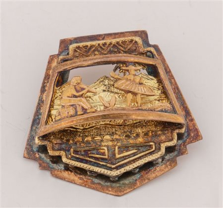 Spilla in oro giallo misto 18k e a basso titolo. Peso complessivo: 9 gr.