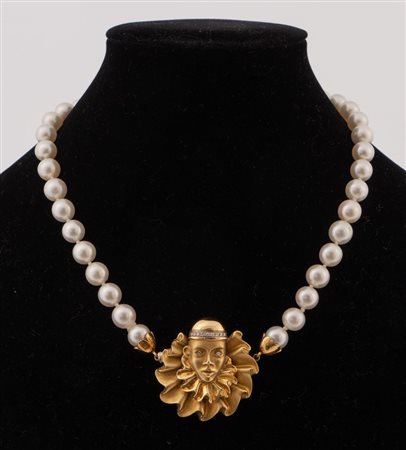 Collana di perle sferiche con susta in oro giallo raffigurante Pierrot e...