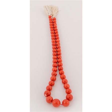Collana di boules di corallo cerasuolo, tondi a scalare. Gr 133.