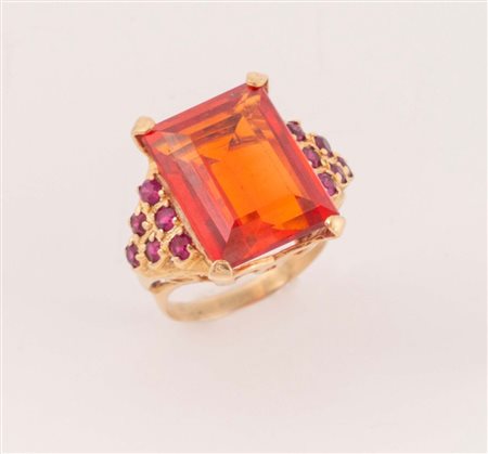 Anello in oro giallo 18k centrato da grande pietra sintetica rossa. Peso...