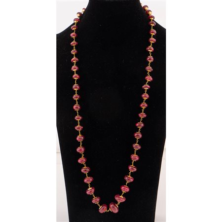 Collana in oro giallo a basso titolo con boule di radice di rubino. Peso...