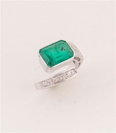 Anello in oro bianco 18k realizzato a fascia aperta con smeraldo ottagonale e...