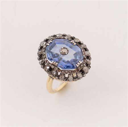 Anello in oro giallo 18k e argento con zaffiro e diamante incastonato al...