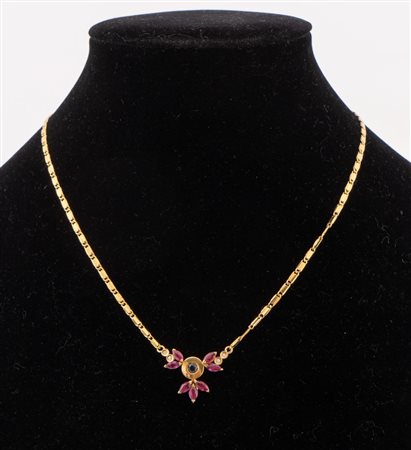Collier in oro giallo 18k con zaffiro centrale, rubini a foglia e piccoli...