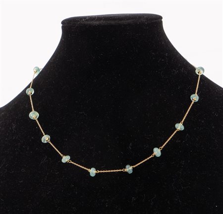 Collana in oro giallo con smeraldi chiari. Peso complessivo: 6,50 gr.