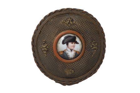 Scatola rotonda in ottone dorato con miniatura di Napoleone , 19th century