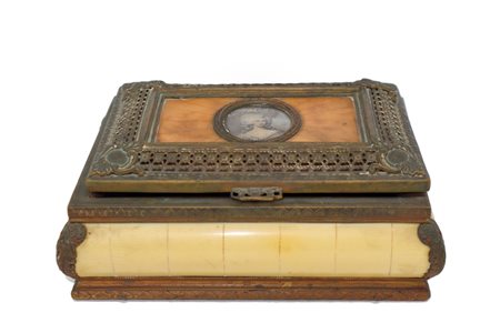 Scatola in ottone ed avorio