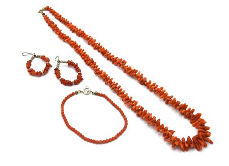PARURE COMPOSTA DA COLLANA, ORECCHINI E BRACCIALI IN CORALLO collana...