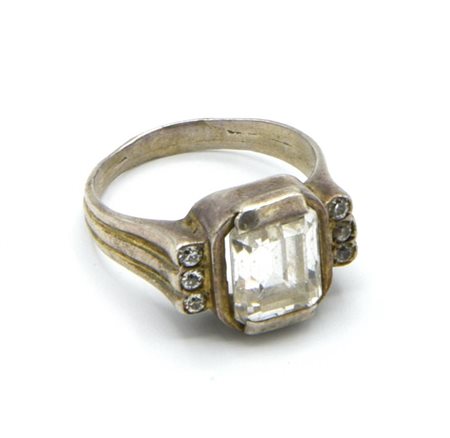 ANELLO IN ARGENTO CON ZIRCONE RETTANGOLARE INCORNICATO DA PICCOLI ZIRCONI...