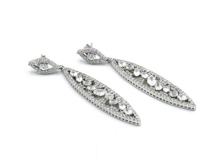 ORECCHINI PENDENTI MODELLATI A FOGLIA in argento 925, con fila di zirconi...