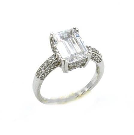 ANELLO CON ZIRCONE DI FORMA RETTANGOLARE in argento 925 con al centro grande...