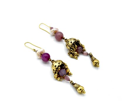 COPPIA DI ORECCHINI IN METALLO DORATO ORNATI DA PERLE E PIETRE DURE