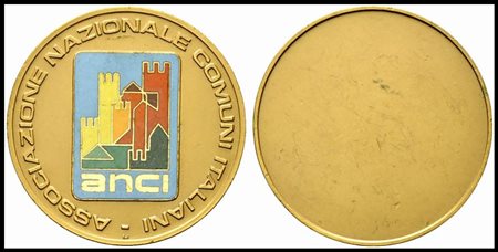  ASSOCIAZIONE NAZIONALE COMUNI ITALIANI. Medaglia senza data, coniazione S.Johnson. AE dorato con smalti (79 g - 60,3 mm). SPL