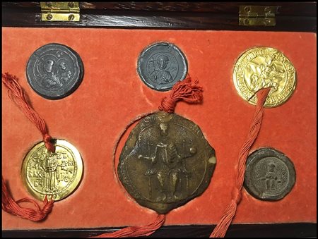 Cofanetto con 6 sigilli riproduzioni moderne di cui uno in AU 0,750 (ca. 17 g) e uno in metallo dorato (ca. 19 g).