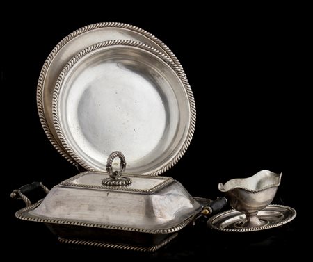 Ciotola, vassoio, salsiera ed entreè dish in metallo argentato, XX secolo