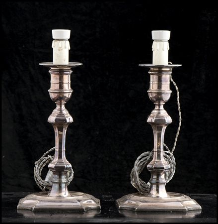  Coppia di lampade in metallo argentato, XX secolo