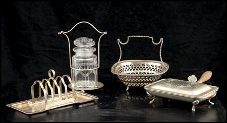  Quattro oggetti inglesi in metallo argentato, XX secolo