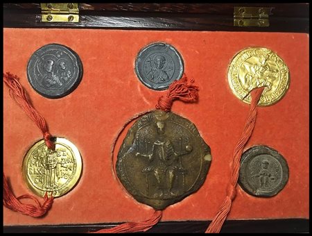  COPPIA DI MONUMENTALI VASI A BALAUSTRO IN METALLO SMALTATO<br>Cina, XX secolo