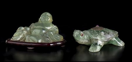  DUE SCULTURE IN QUARZO VERDE<br>Cina (?), XX secolo