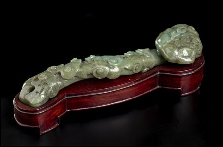  CETTRO RUYI IN GIADA VERDE<br>Cina, XIX-XX secolo