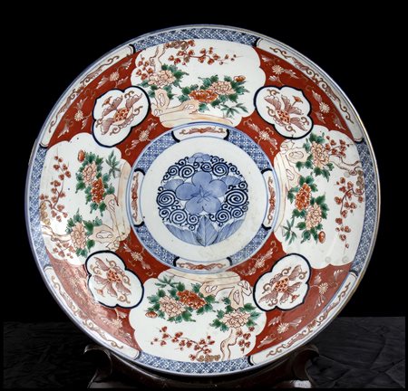  GRANDE PIATTO IN PORCELLANA 'IMARI'<br>Giappone, periodo Meiji