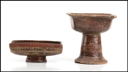  COPPIA DI VASI POLICROMI<br>Colombia, Area di Nariño<br>alt. massima cm 14<br><br>Poche sbeccature sulla coppa ad alto piede.<br><br>Dalla collezione di Maria Pia e Amintore Fanfani.