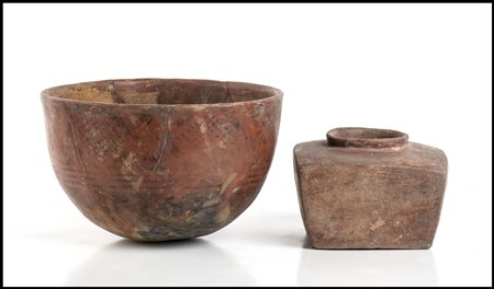  COPPIA DI VASI POLICROMI<br>Colombia, Area di Nariño<br>alt. massima cm 13; diam. massimo cm 20,5<br><br>Restauri ricostruttivi e integrativi sparsi.<br><br>Dalla collezione di Maria Pia e Amintore F