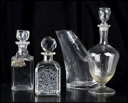  Lotto di due bottiglie e due caraffe