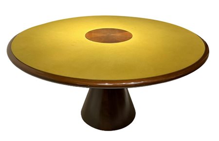Importante tavolo con struttura in legno impiallacciata noce e finitura lucida, 70's