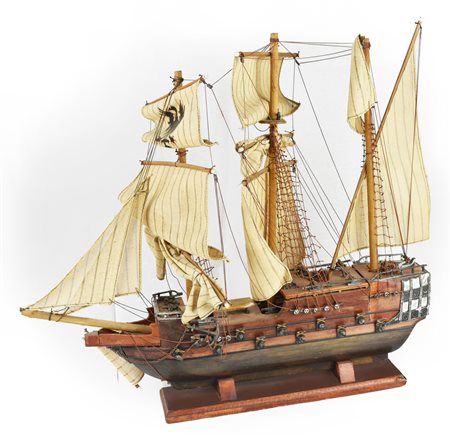 MODELLO DI VELIERO in legno finemente decorato Inghilterra, prima meta' XX...