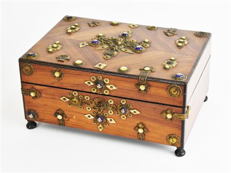 COFANETT0 in boise de rose, con applicazioni in bronzo dorato, porcellana e...