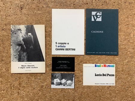 ARTE DEL DOPOGUERRA (STACCIOLI, BERTINI, CAGNONE, DEL PEZZO) - Lotto unico di 3 cataloghi e 2 inviti