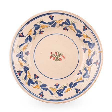 Manifattura abruzzese attiva tra il tardo XIX ed i primi del  XX secolo. ( - ) 
Grande piatto in maiolica decorato con mazzetti floreali sparsi 
 Ø cm 36,5