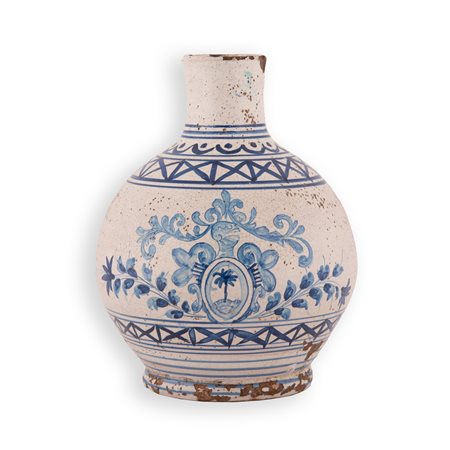 Manifattura campana del XVIII secolo ( - ) 
Bottiglia in maiolica decorata in monocromia azzurra con stemma gentilizio ed elementi geometrici e fitomorfi 
 cm 27,5x21,5