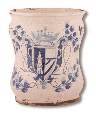 Manifattura campana del XVIII secolo ( - ) 
Albarello in maiolica decorato in monocromia blu con elementi fitomorfi ed uno stemma gentilizio sormontato da corona marchionale  
 cm 20x17