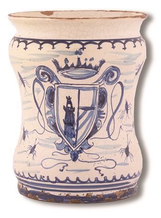 Manifattura campana del XVIII secolo ( - ) 
Albarello in maiolica decorato in monocromia blu con insetti sparsi ed uno stemma gentilizio sormontato da una corona marchionale 
 cm 21x16,4