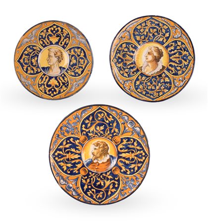 Manifattura di Pesaro del XIX secolo ( - ) 
Lotto di 3 piatti in maiolica decorati in policromia. Nel cavetto figure maschili e femminili su fondo arancio con motivo rocaille e bordi filettati in blu e giallo. 
 a) Ø cm 19; b) Ø cm 21,5; c) Ø cm 24,5