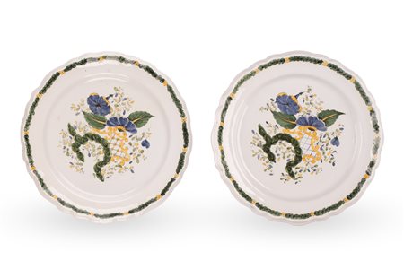  
Coppia di piatti decorati a motivi floreali ed elementi rocaille nei toni del verde, blu e giallo. XVIII secolo
 Ø cm 26