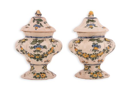 Manifattura di Bassano del Grappa del XIX secolo ( - ) 
Coppia di potiches in maiolica a smalto bianco, decorate con fiori e foglie.  
 con coperchio cm 27,5x18; senza coperchio cm 18x18