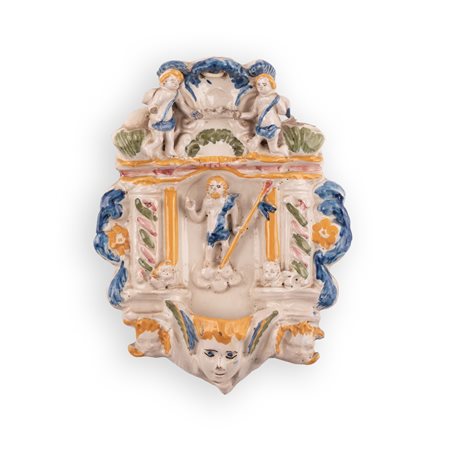 Manifattura castellana della seconda metà del XVIII secolo ( - ) 
Acquasantiera in maiolica con decorazioni a rilievo recante al centro l'effigie di Cristo Risorto in atto benedicente. 
 cm 27,3x21