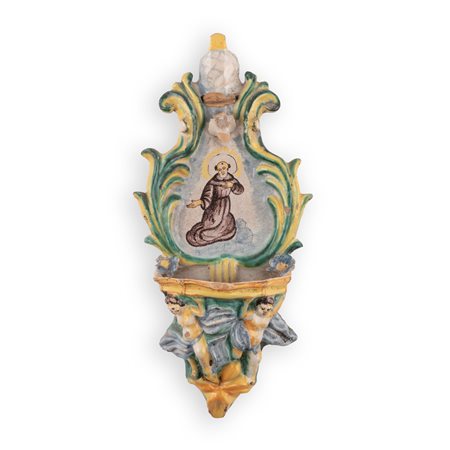 Manifattura di Cerreto Sannita attiva nel XVIII secolo ( - ) 
Acquasantiera in maiolica con decorazioni a rilievo e l'effigie di un Santo Francescano. 
 cm 36x13,5