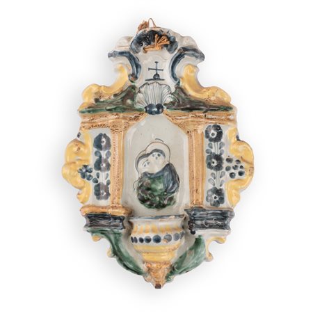 Manifattura castellana del XIX secolo ( - ) 
Acquasantiera in maiolica decorata con elementi in  rilievo e l'effigie della Madonna con  Bambino, nell'edicola centrale. 
 cm 28x21