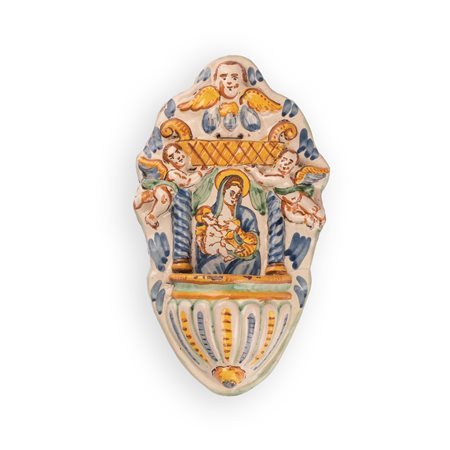 Manifattura di Cerreto Sannita attiva nel XVIII secolo ( - ) 
Acquasantiera in maiolica decorata con elementi a rilievo e con l'effigie della Madonna con il Bambino nell'edicola centrale 
 cm 25x14