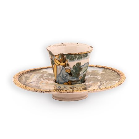 Manifattura castellana del XVIII secolo ( - ) 
Chicchera e piattino trembleuse in maiolica decorati in policromia con personaggi, paesaggi alberati e rovine 
 chicchera altezza cm 7,5; portachicchera Ø cm 18