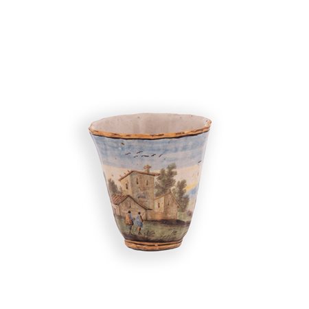 Manifattura castellana del XVIII secolo ( - ) 
Chicchera in maiolica decorata in policromia a rotazione di paesaggi, case e personaggi.  
 altezza cm 8