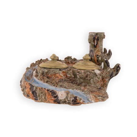 Manifattura abruzzese attiva tra il tardo XIX ed i primi del  XX secolo. ( - ) 
Calamaio in ceramica modellato in forme naturalistiche 
 cm 12x21