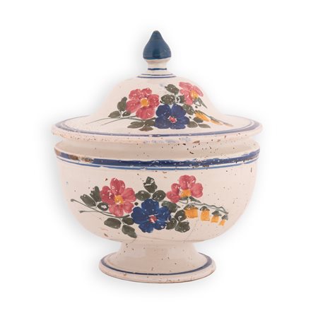 Manifattura castellana del XIX secolo ( - ) 
Zuppiera in maiolica decorata in policromia con motivi floreali e bordature in blu. Coperchio con presa in blu.  
 