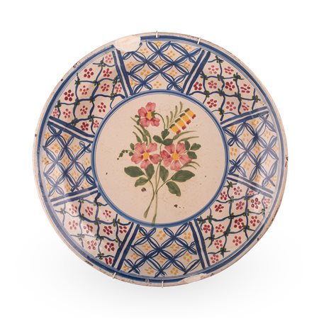 Manifattura castellana del XIX secolo ( - ) 
Piatto da portata in maiolica a fondo bianco decorato in policromia. Presenta al centro mazzo di fiori. Sul bordo filettatura in blu.  
 Ø cm 43