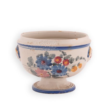 Manifattura castellana del XIX secolo ( - ) 
Zuppiera in maiolica decorata in policromia con motivi floreali e bordatore in blu. Ai lati mascheroni.  
 cm 16x20