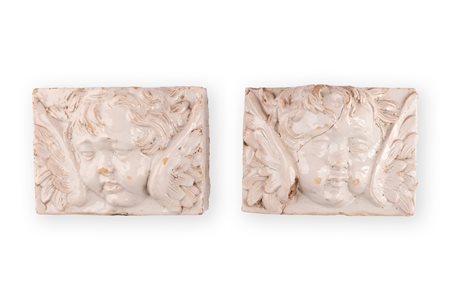 Manifattura toscana della fine del XVIII secolo inizio XIX secolo ( - ) 
Coppia di altorilievi in maiolica raffiguranti teste di angeli, probabilmente, tratti a calco da un'esemplare più antico in pietra. 
 cm 14x19x11